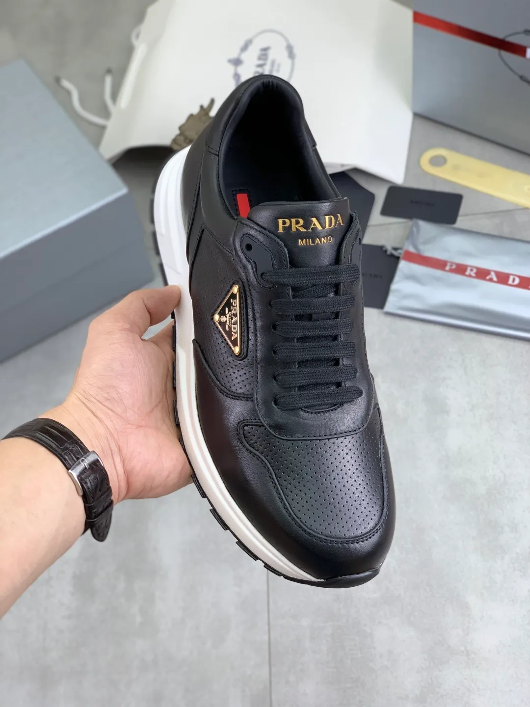 Men's shoes 💰P580💰 [New style] High version official website popular models are on the market, 🆘 Trendy brand (Prada) mainly promotes popular models, avant-garde and versatile fashion men's shoes private version mold opening, cowhide surface splicing 1:1.. Fashionable and simple, original imported cowhide lining cowhide feet; the atmosphere and personality are more fashionable, eye-catching and pursuing class. It will subvert the old idea and be a must-have for fashion trendsetters with you! Must keep it for yourself! Tall and comfortable, large and low, high-end quality workmanship. Size: 38-45; 5️⃣ colors available.